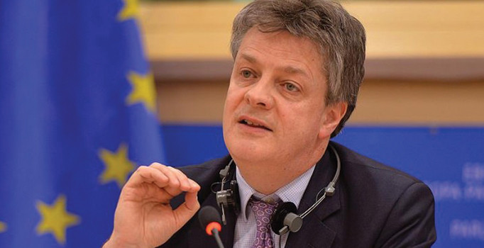 İngiltere'nin AB Komiseri Jonathan Hill, referandum kararının ardından istifa kararı aldı