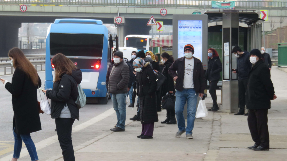 Kısıtlamasız ilk cumartesi... İstanbul'da duraklar doldu