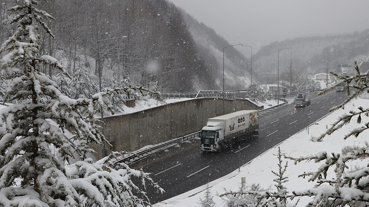Kar yağışı başladı: Bolu Dağı beyaz örtüyle kaplandı