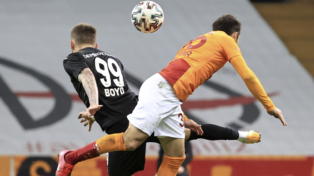 Galatasaray zirvenin 2 puan gerisinde kaldı