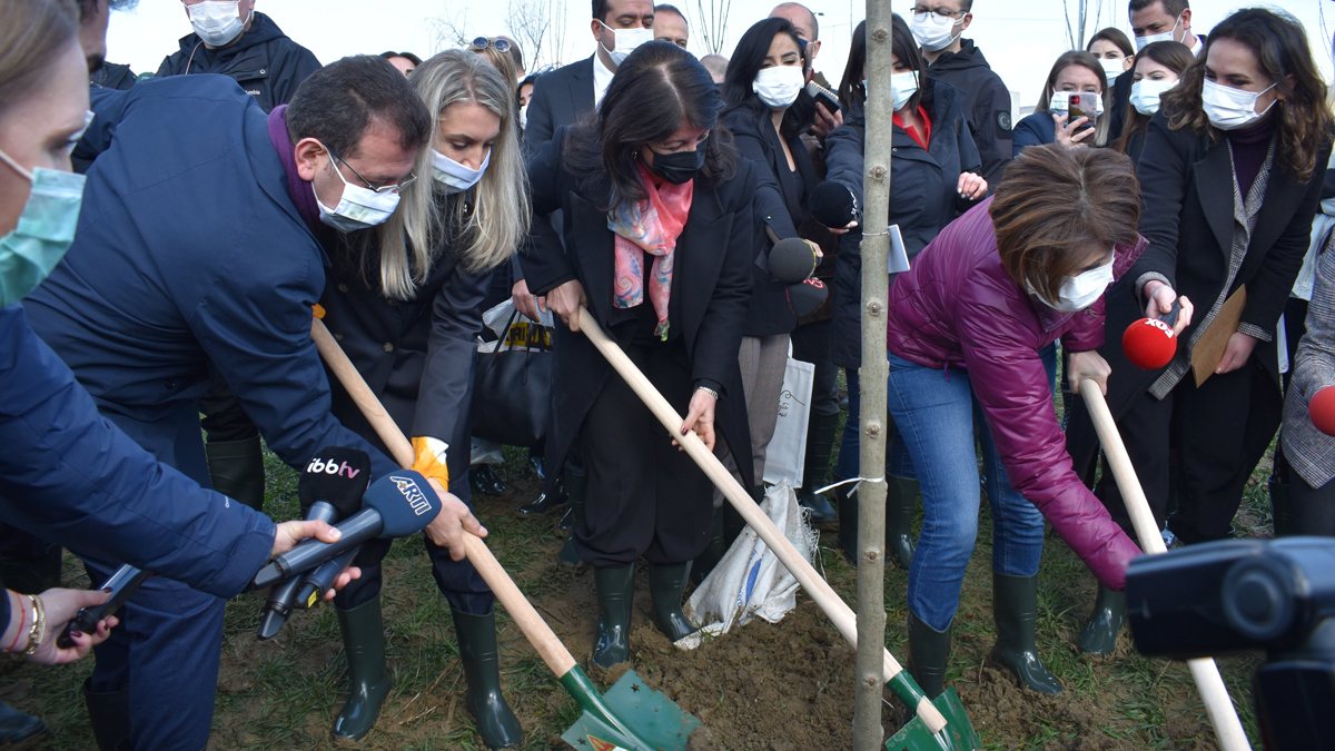 Pervin Buldan, İmamoğlu'nun davetiyle İBB'nin açılışına katıldı