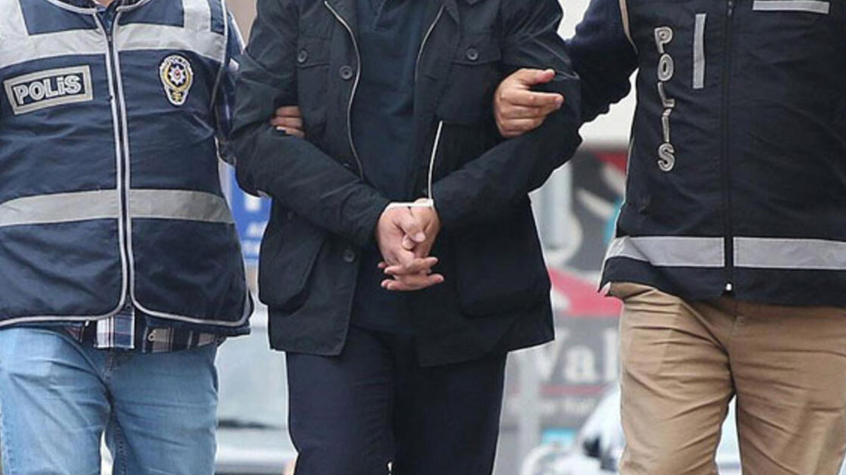 Firari FETÖ’cü evindeki gizli bölmede yakalandı