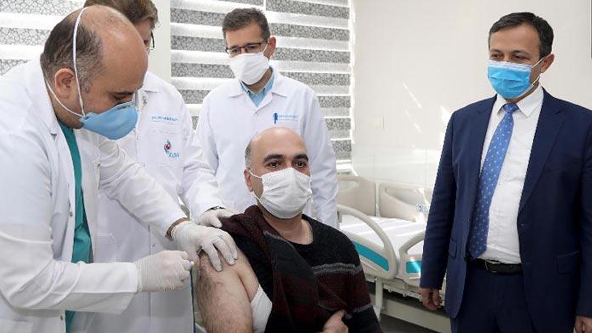 Yerli aşının Faz-2 çalışmalarında ilk doz gönüllülere uygulandı