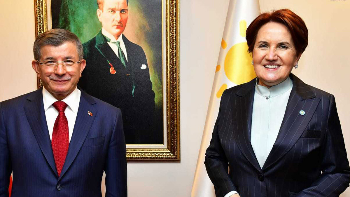 Davutoğlu'ndan Akşener'e destek: Genel Merkez'e yürüyerek gitti