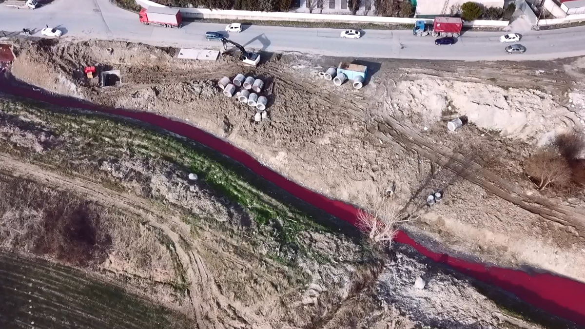 Hadımköy'deki derenin rengi kırmızıya döndü