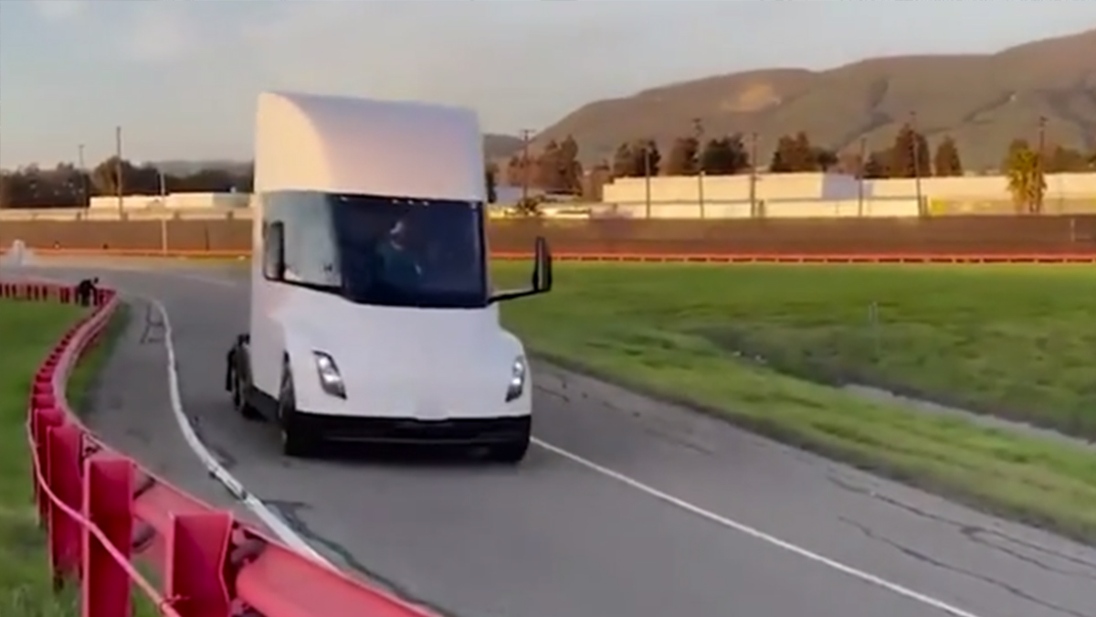 Tesla'nın elektrikli kamyoneti pistte