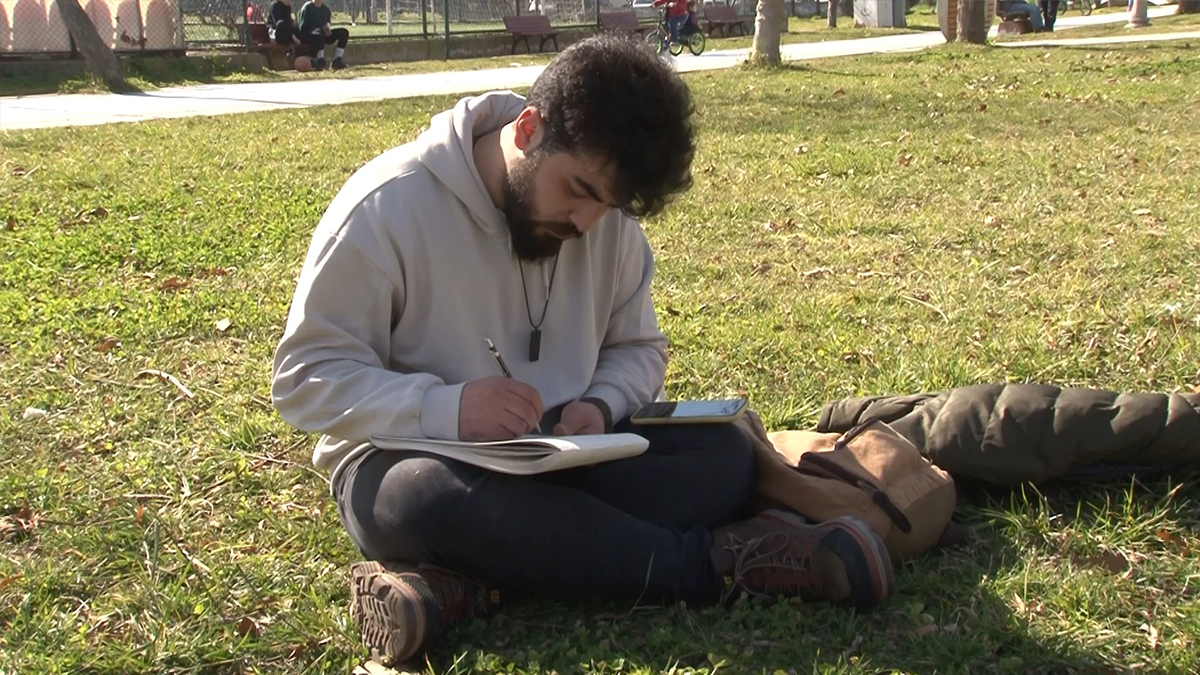 Karakalem çizimleriyle insanların yüzünü güldürüyor