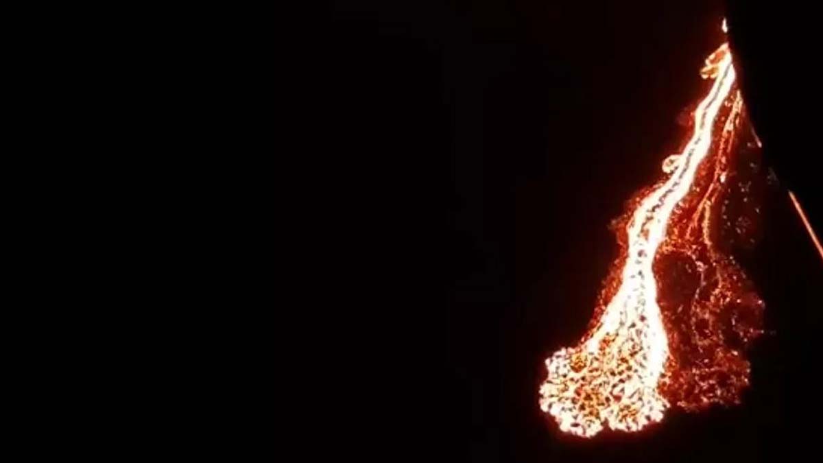 İzlanda'da Fagradalsfjall Yanardağı 781 yıl sonra lav püskürttü