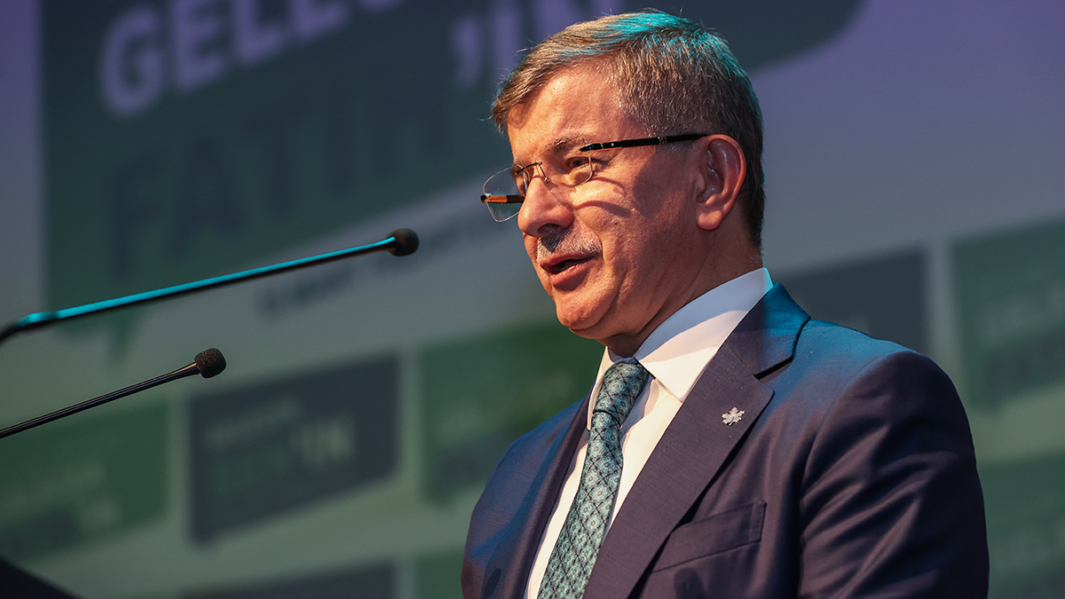 Davutoğlu'ndan Erdoğan'a sert sözler: Tarafımız belli, gündeminize esir olmayacağız