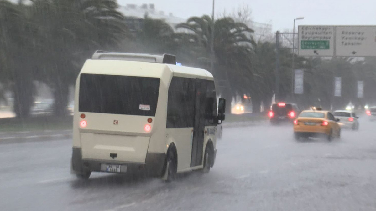 İstanbul'da hava karardı, kent sağanak yağışa teslim oldu