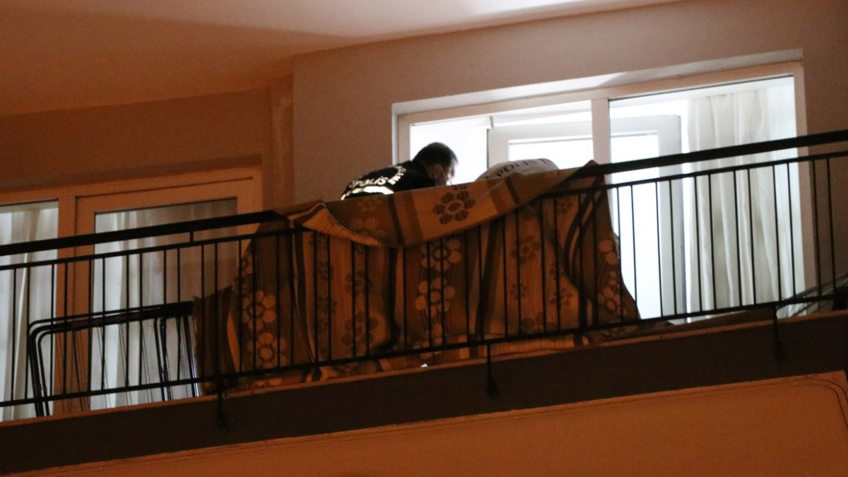 Balkondan girip boşanma aşamasındaki eşini öldürdü