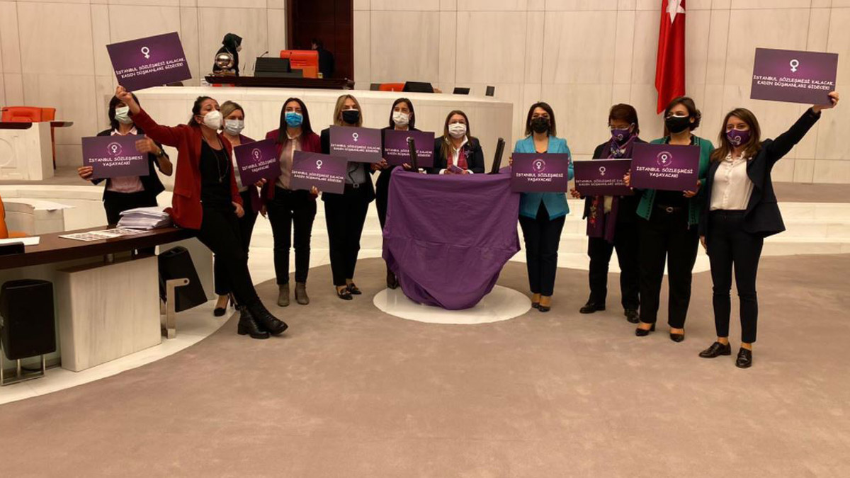 Kadın vekillerden Meclis’te İstanbul Sözleşmesi protestosu