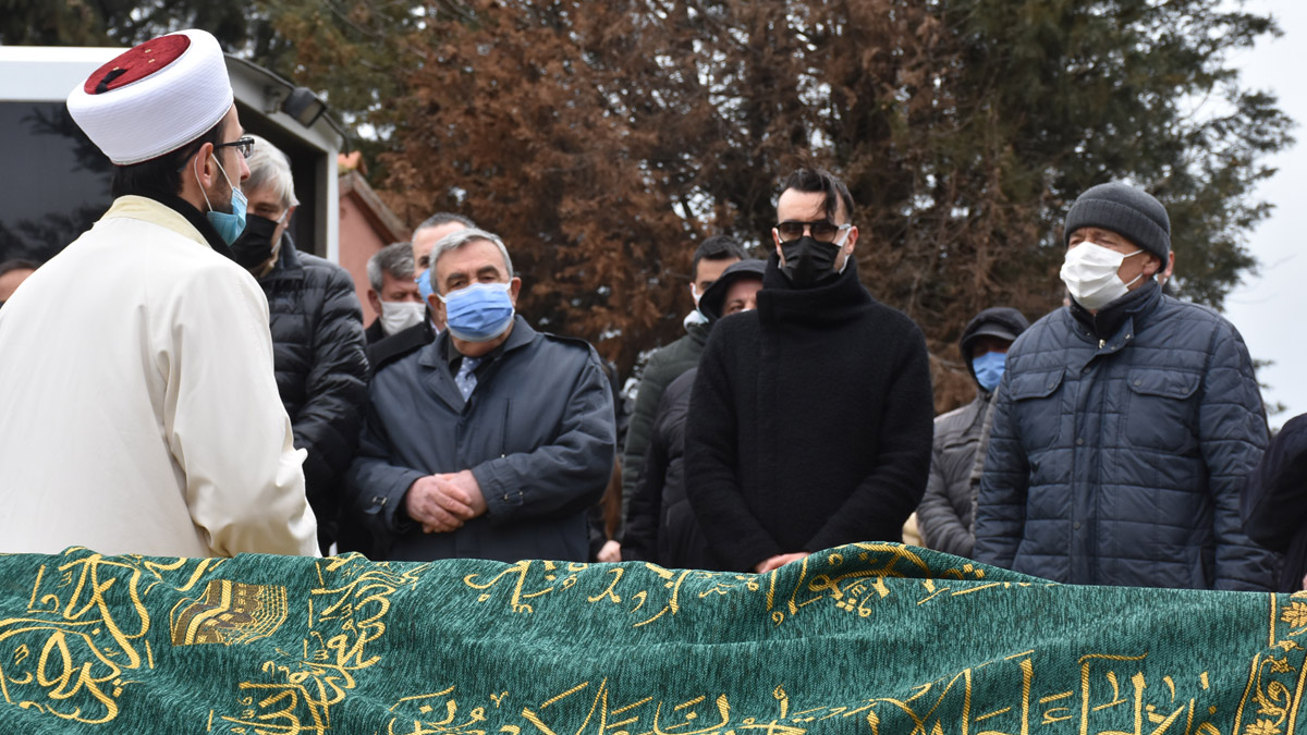 Cem Adrian babasını son yolculuğuna uğurladı