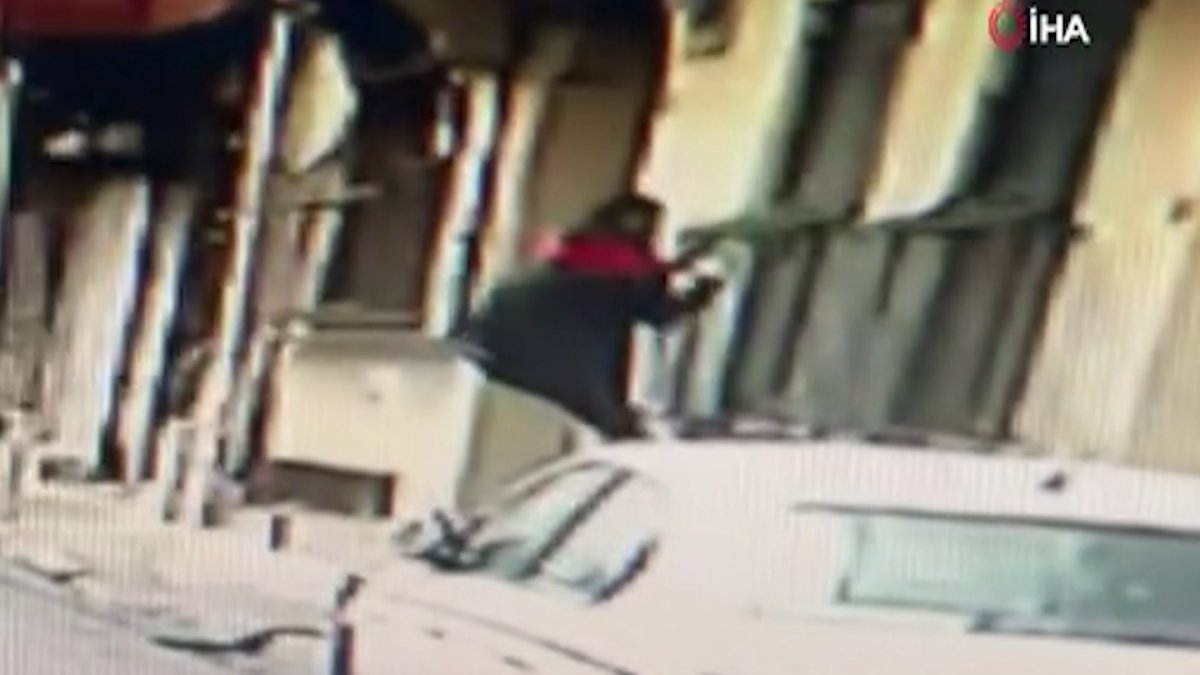 Beyoğlu'nda hırsızlık anları: Binaya örümcek gibi tırmandı