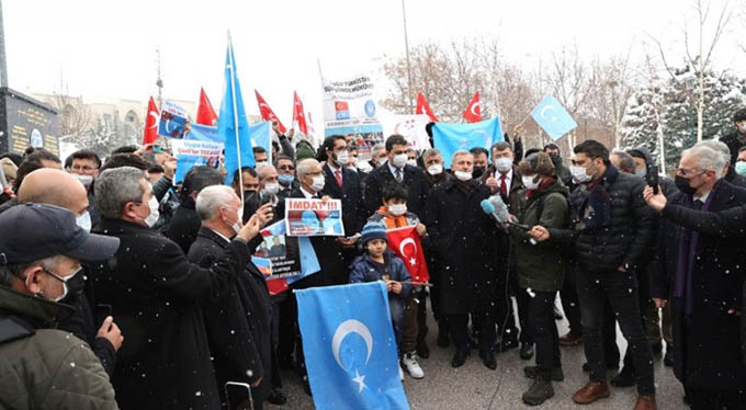 Demokrat Parti, Çin Büyükelçiliği önünde bir protesto gösterisi düzenledi