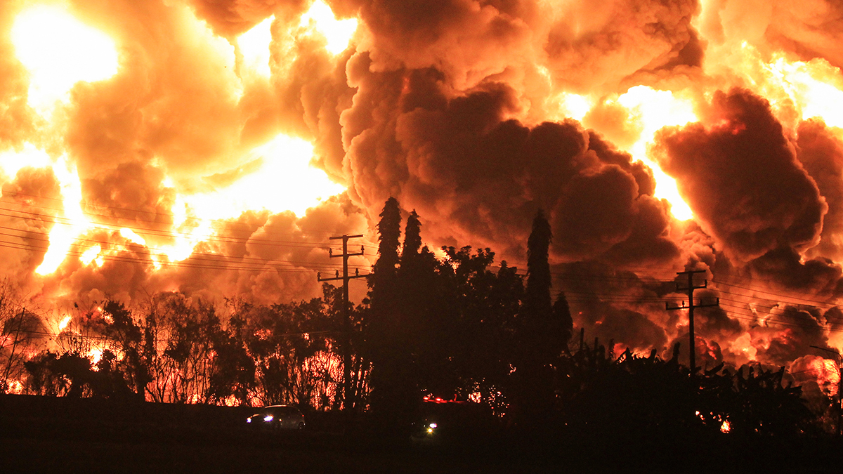 Endonezya'da petrol faciası! Alevler gökyüzünü sardı