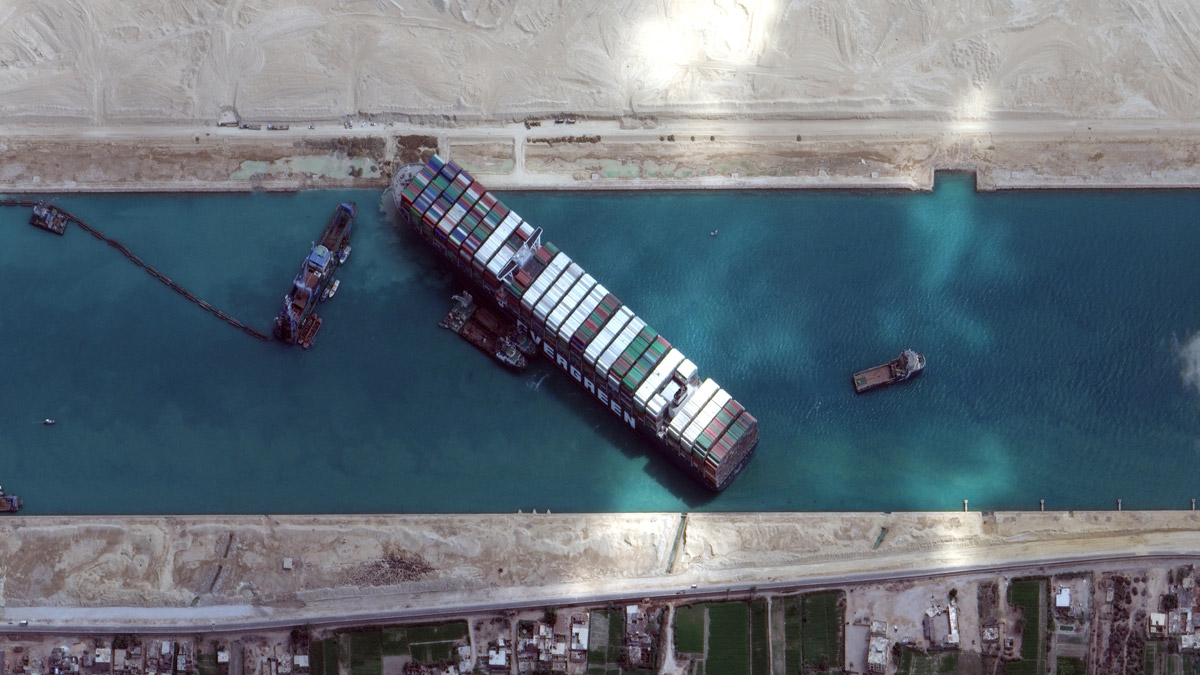 Son dakika! Süveyş Kanalı yeniden trafiğe açıldı