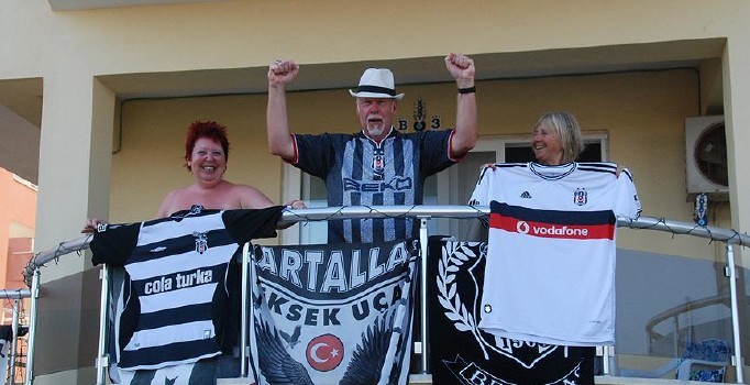 Beşiktaş sevgisiyle Türkiye'ye taşındı