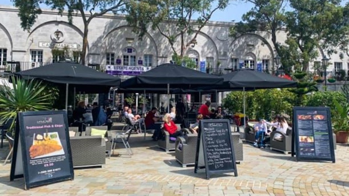 Nüfusun yüzde 90'ı aşılandı... Turistler oraya akın ediyor