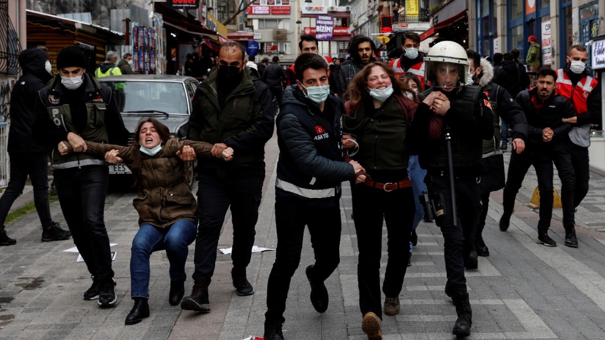 Boğaziçililere yapılan sert müdahale tepki çekti: Ne bu şiddet bu celal!