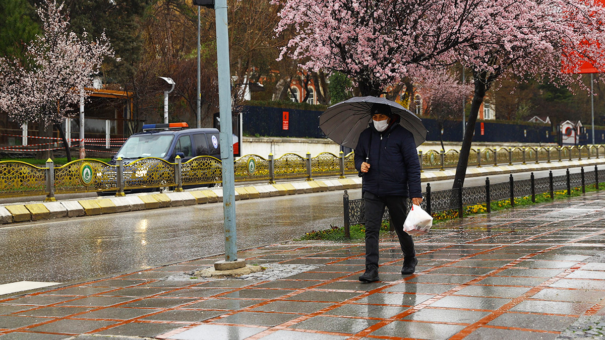 Trakya için kuvvetli sağanak uyarısı... Sabah saatlerine dikkat!