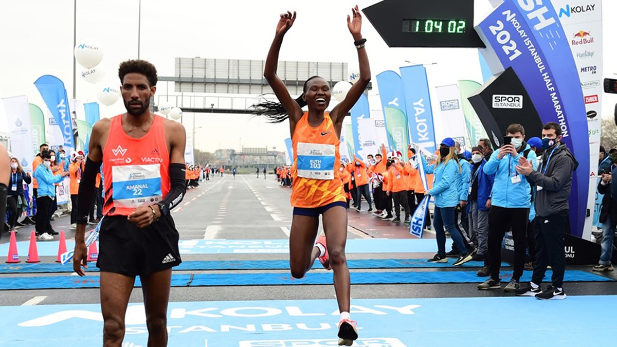Chepngetich, İstanbul Maratonu'nda rekor kırdı