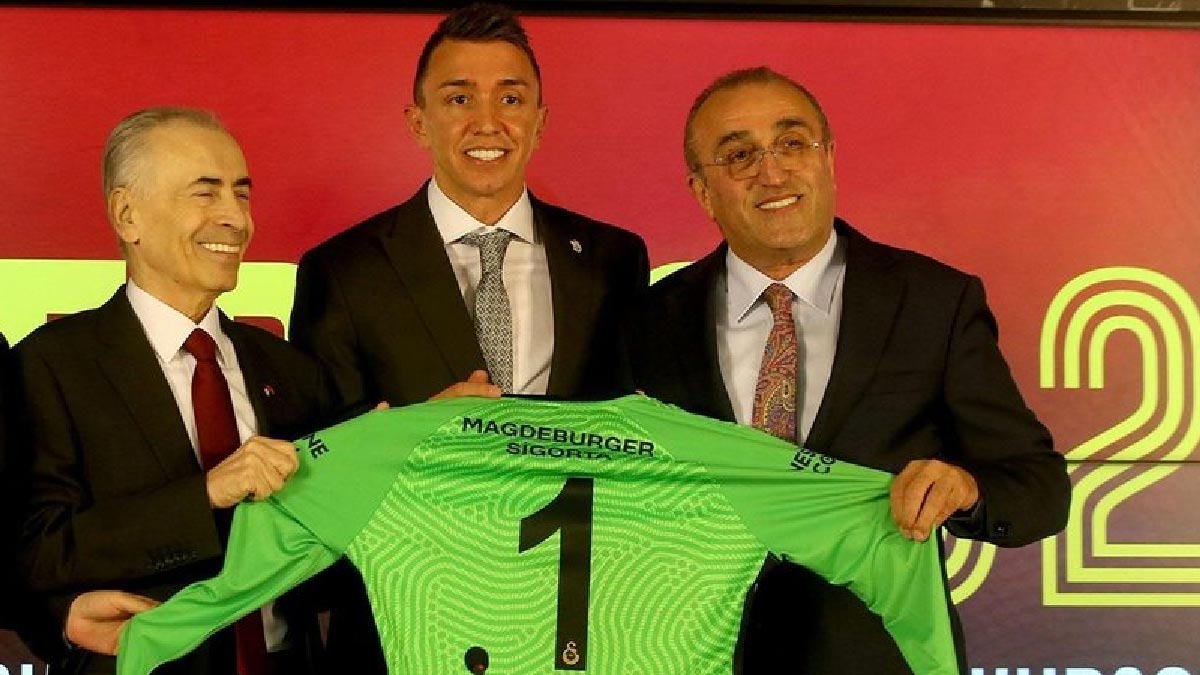 Muslera'nın imzalı forması 15 bin Türk Lirası'na satıldı