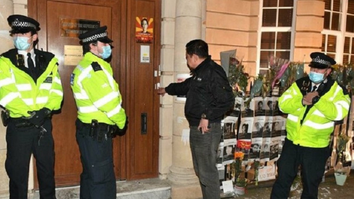 Myanmar'ın Londra Büyükelçisine elçilik kapısında engelleme