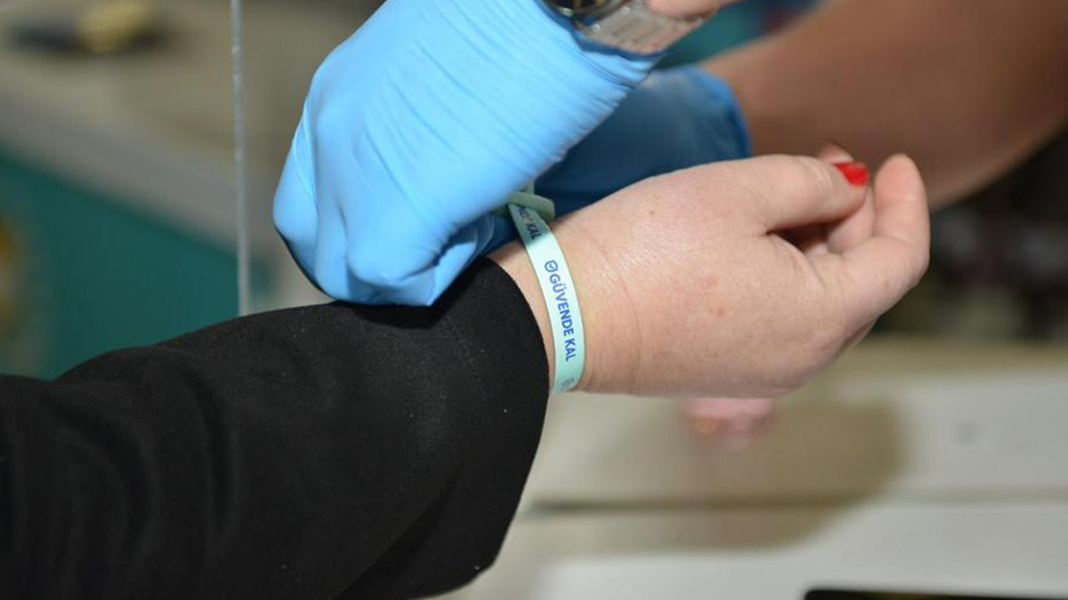 KKTC'de bileklikle karantina takip sistemi