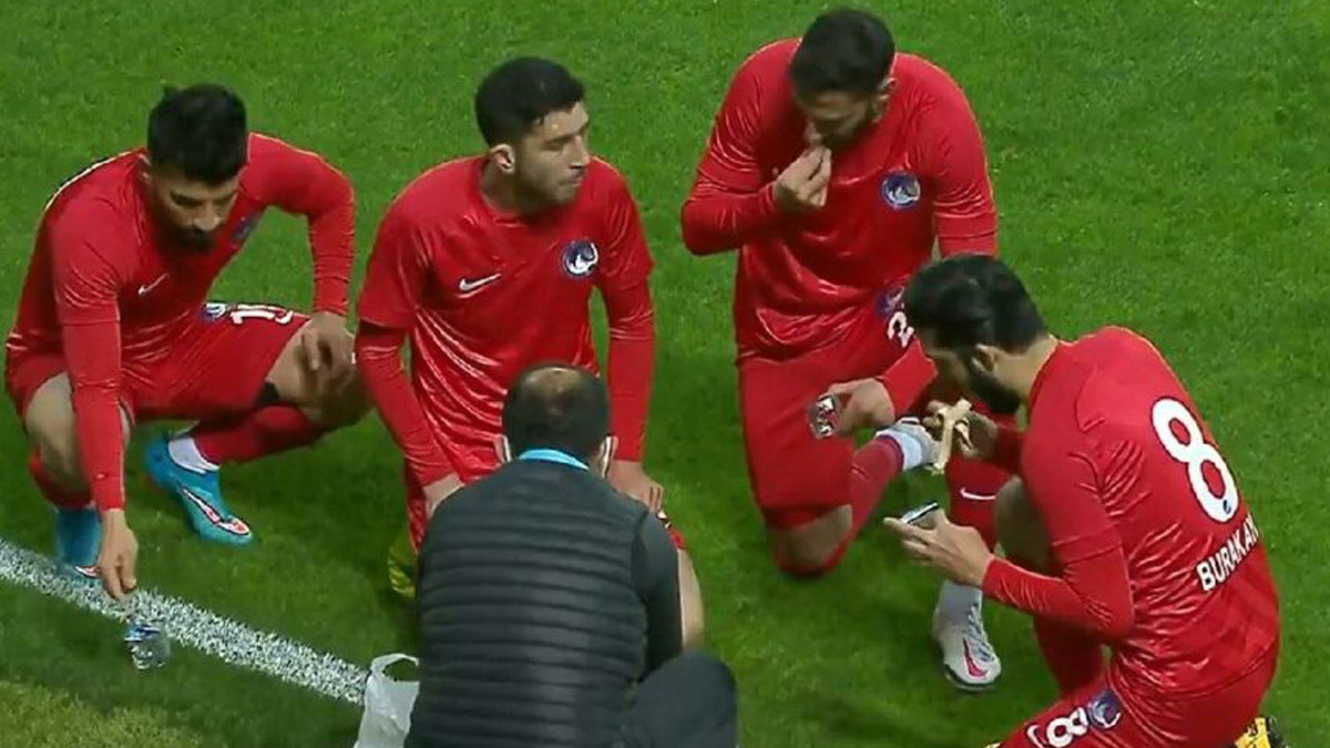 Futbolcular sahada oruç açtı