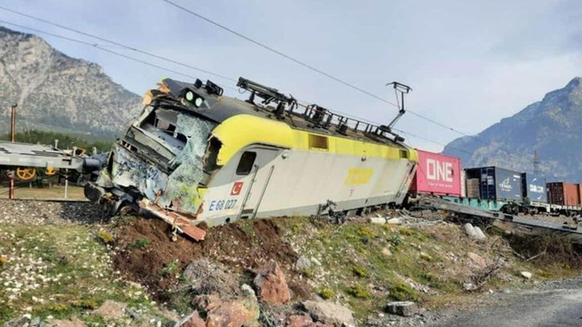 Adana'da iki yük treni kafa kafaya çarpıştı! Yaralılar var