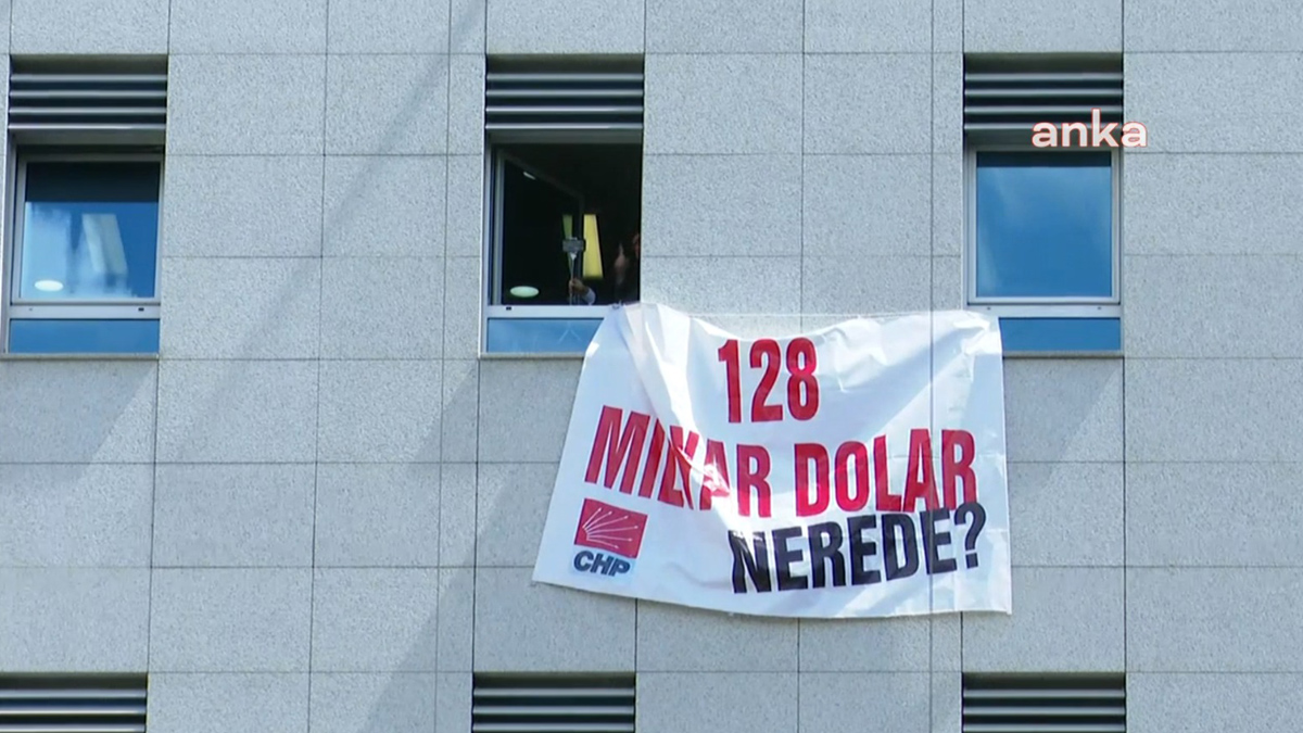 "128 milyar dolar nerede?" pankartı TBMM'nin camında