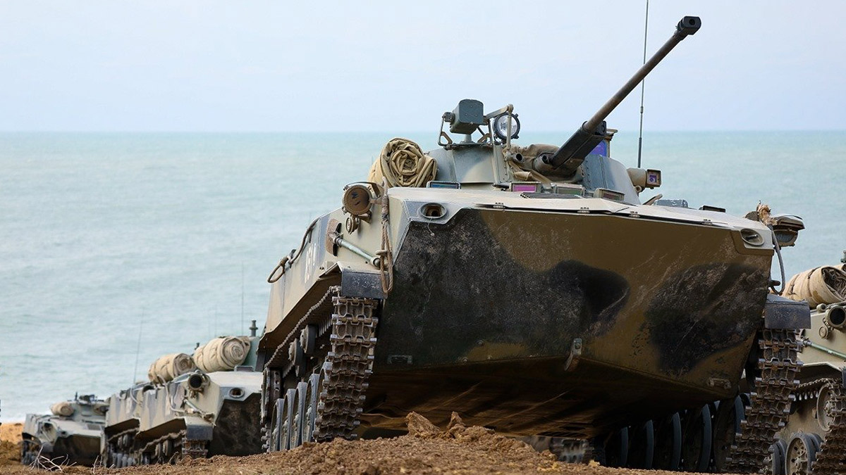 Rusya durmuyor... İlhak ettiği Kırım'da tatbikat yaptı