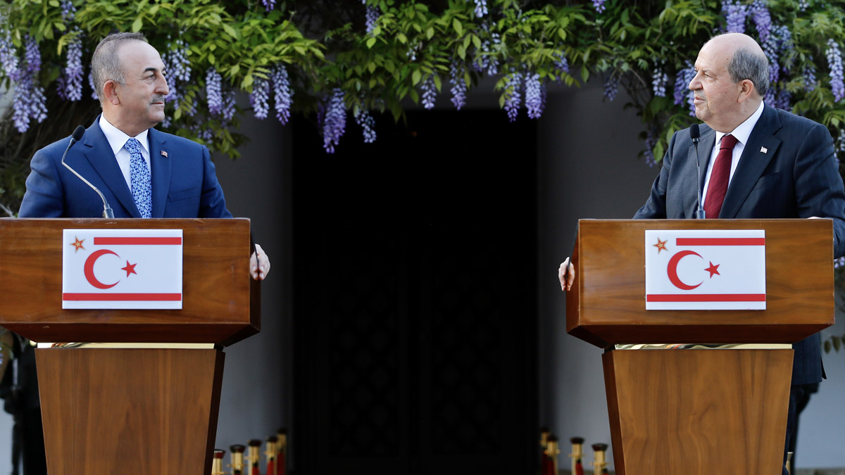 Çavuşoğlu'ndan Dendias açıklaması: Kavgayı devam ettirmek istiyor