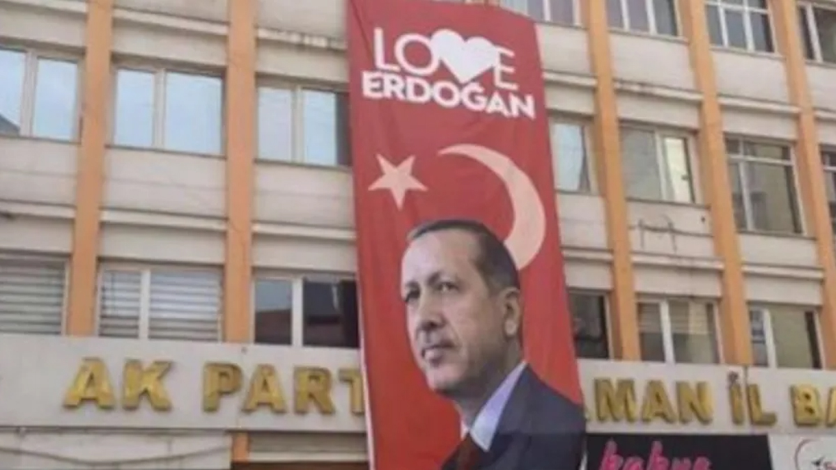 Karaman'da işler tersine döndü: 'Love Erdoğan' indirildi