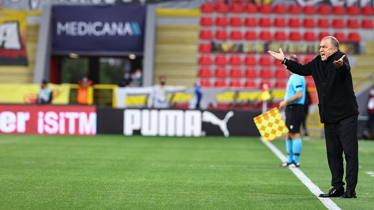 Fatih Terim'den ağır eleştirilere cevap: Yumruklarımı sıkıyorum, yutkunuyorum