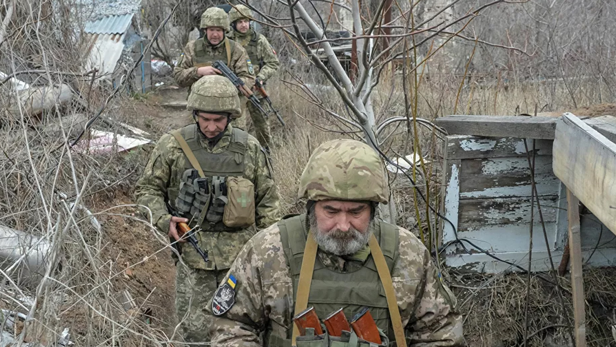 Ukrayna Donetsk'te tahkimatını artırıyor