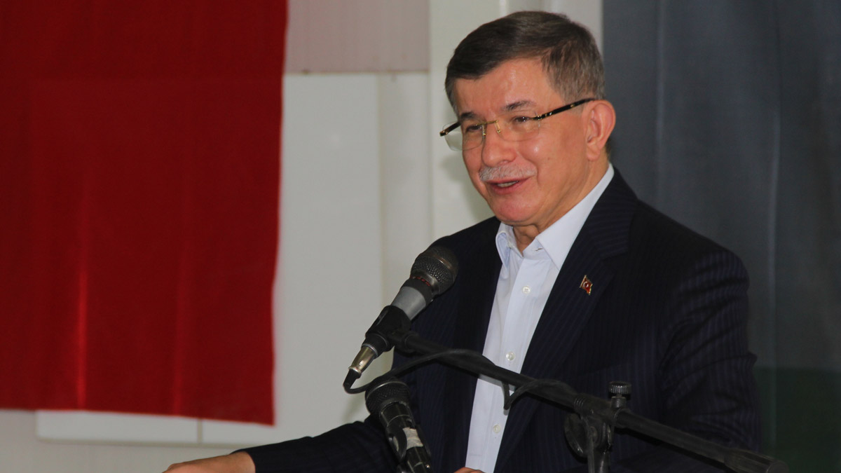 Davutoğlu: Bir tarafta pudra şekerciler, diğer tarafta insan kaçakçıları