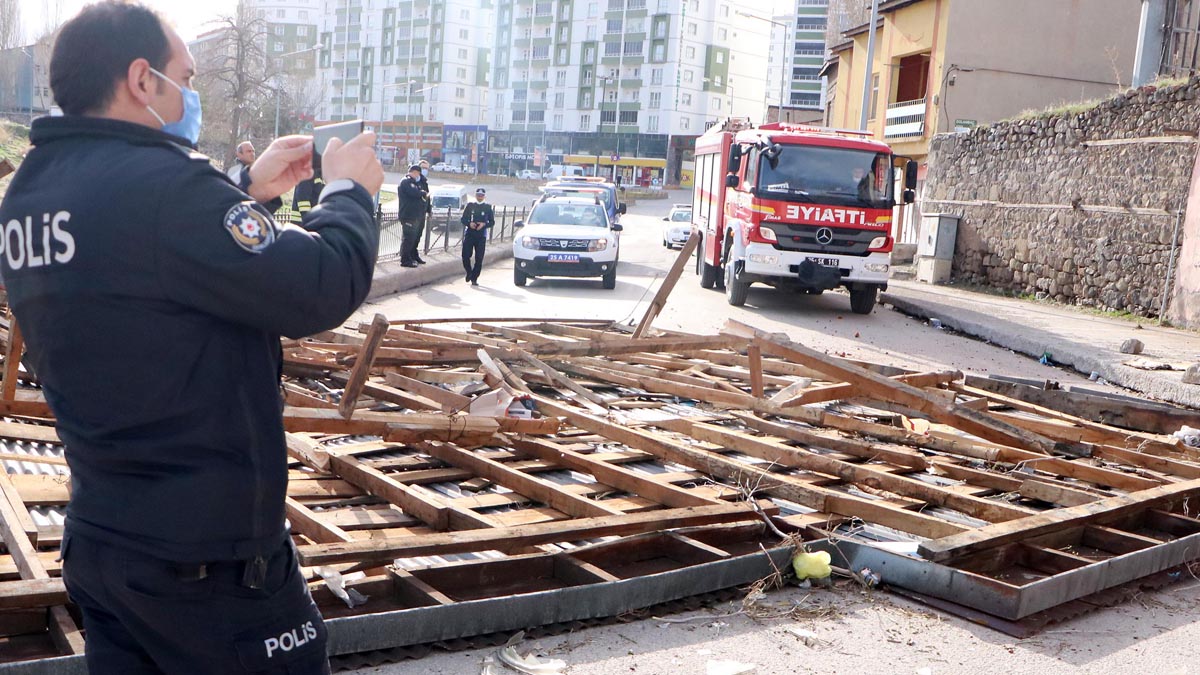 Fırtına vurdu, çatı uçtu