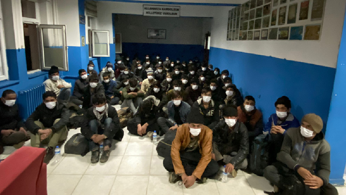 Bitlis'te 14 kişilik minibüsten 68 kaçak göçmen çıktı