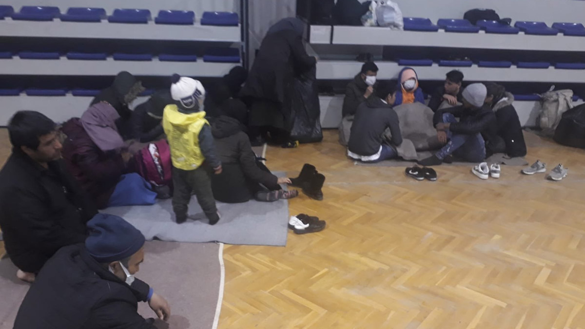 İzmir'de denizde sürüklenen 55 göçmen kurtarıldı