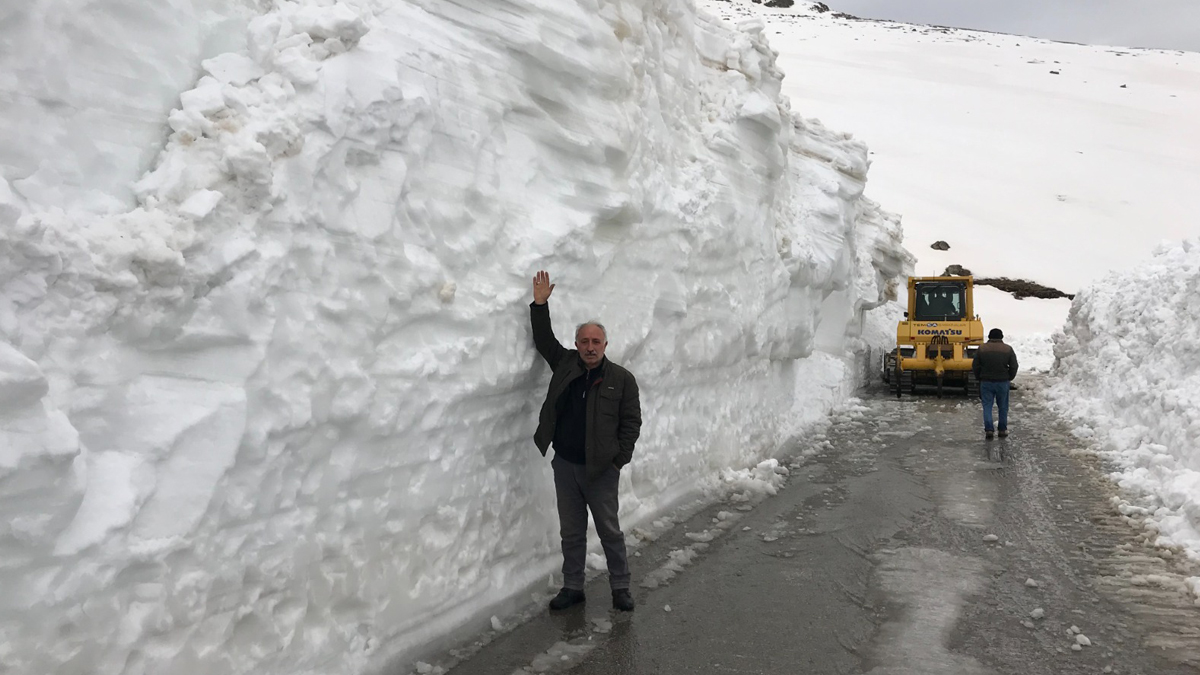 Nisanın ortasında 5 metre kar