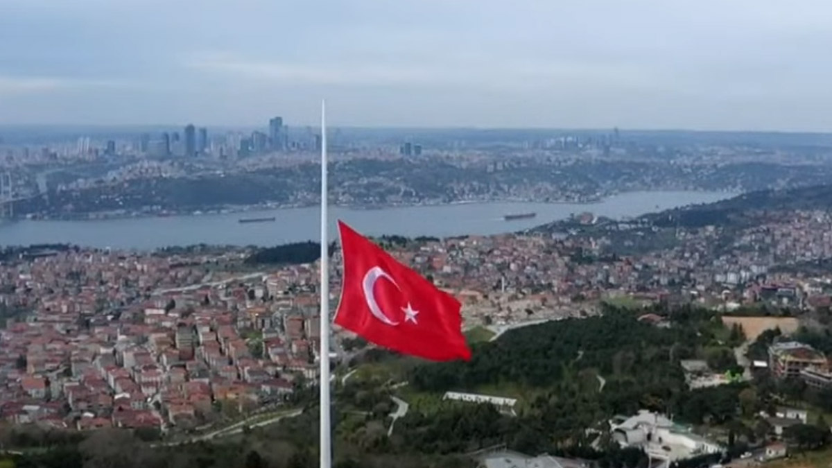 Cumhurbaşkanı Erdoğan, dev bayrağı göndere çekti