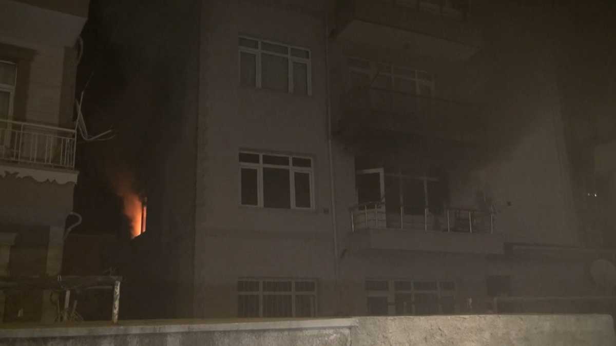 Önce eşini öldüren adam sonra evini ve arabasını yaktı