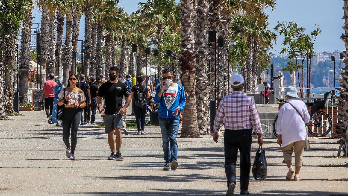 Tam kapanma öncesi sahillere akın ettiler