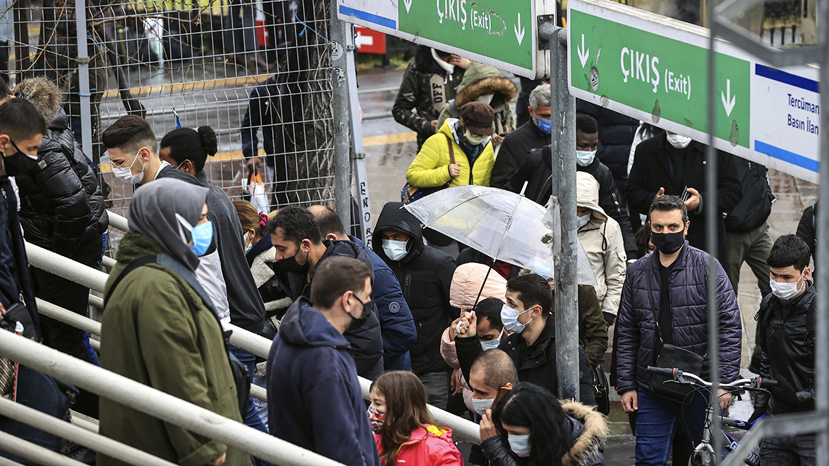 Uzmanlardan '3. pik' uyarısı: Bağışıklık için tarih verdiler