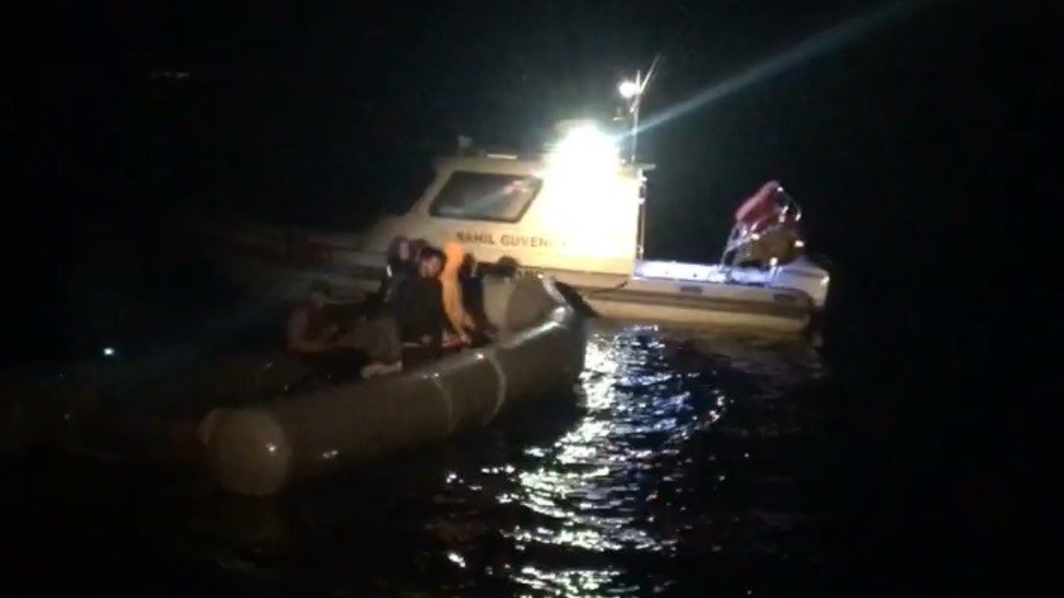 Ayvacık'ta 5 kaçak göçmen kurtarıldı