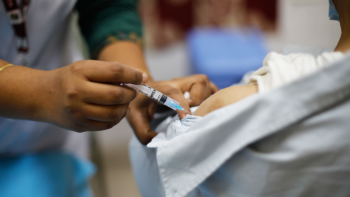 Malezya, tartışılan aşıyı askıya aldı