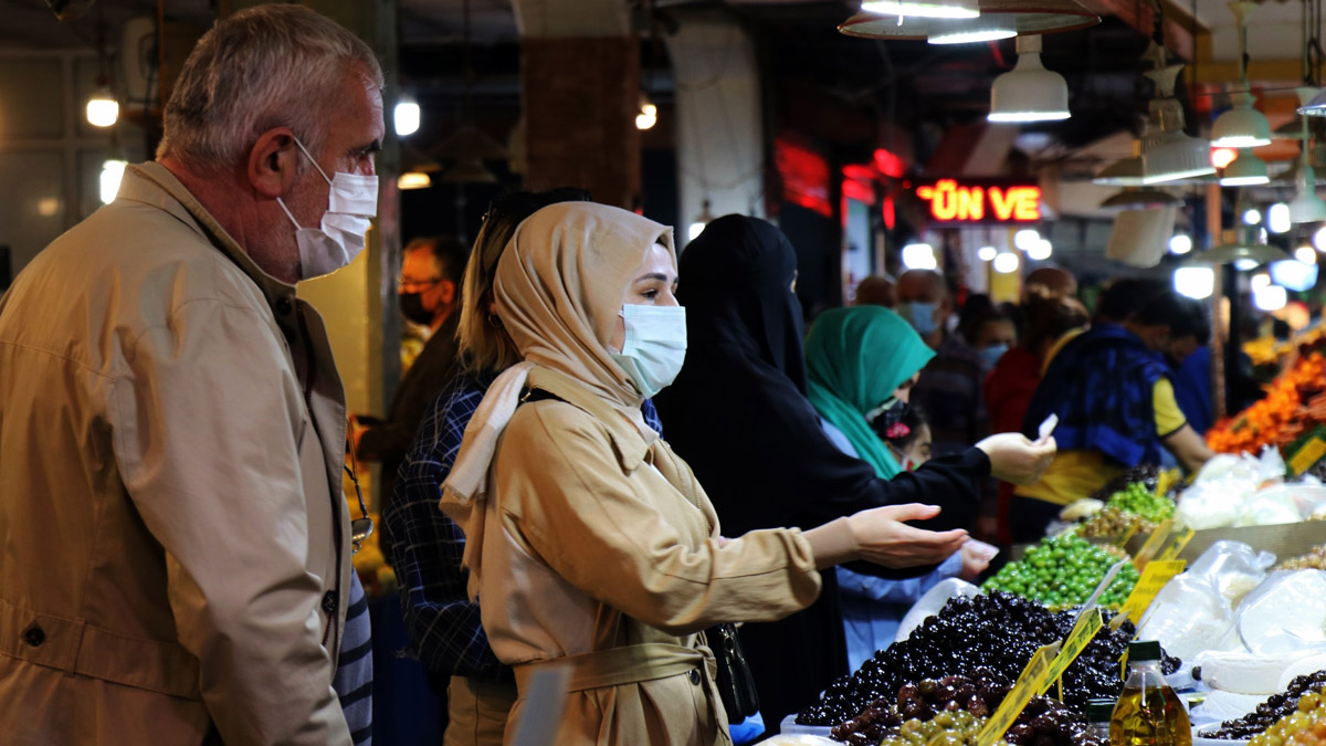 Pazar tezgahına 'tam kapanma' zammı! Vatandaş da esnaf da isyan etti