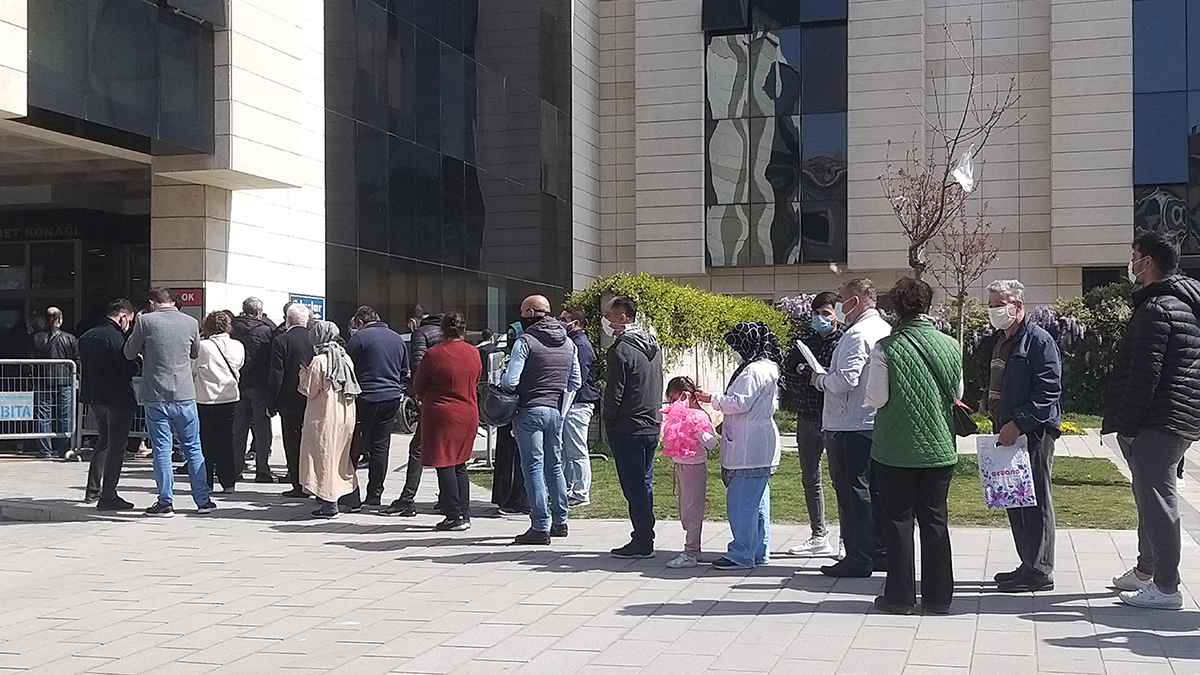 Kaymakamlık önünde 'seyahat izni' kuyruğu